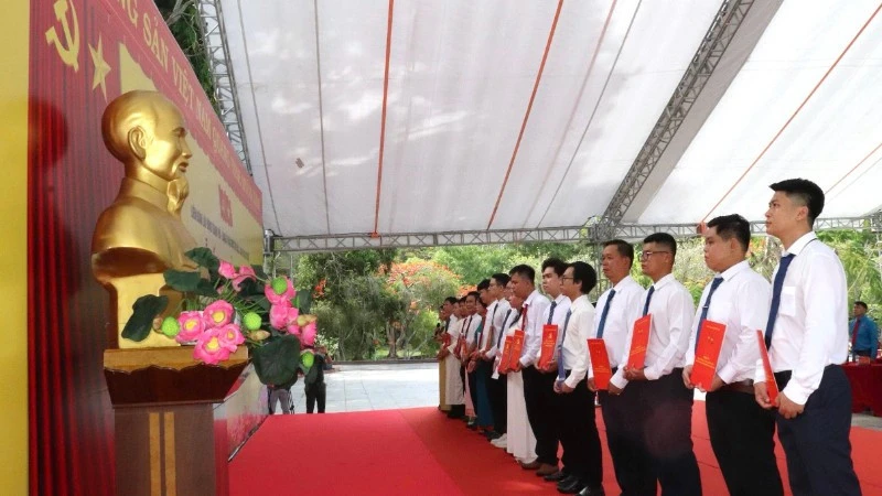 Kết nạp 19 công nhân ưu tú vào hàng ngũ của Đảng nhân dịp sinh nhật Bác Kết nạp 19 công nhân ưu tú vào hàng ngũ của Đảng nhân dịp sinh nhật Bác