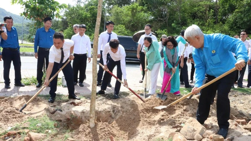 Kết nạp 19 công nhân ưu tú vào hàng ngũ của Đảng nhân dịp sinh nhật Bác Kết nạp 19 công nhân ưu tú vào hàng ngũ của Đảng nhân dịp sinh nhật Bác