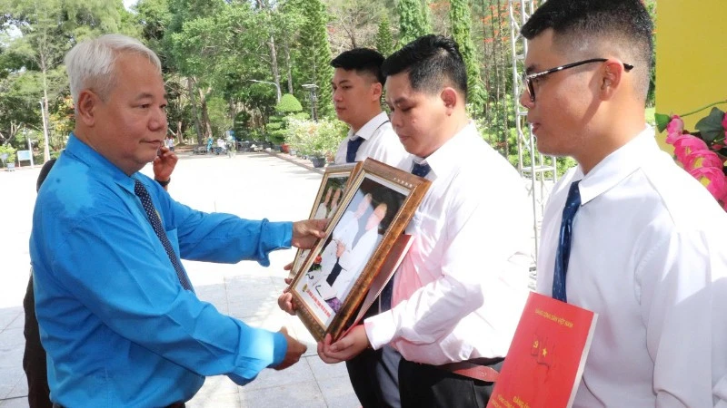 Kết nạp 19 công nhân ưu tú vào hàng ngũ của Đảng nhân dịp sinh nhật Bác Kết nạp 19 công nhân ưu tú vào hàng ngũ của Đảng nhân dịp sinh nhật Bác