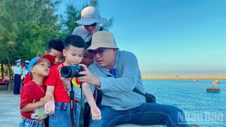 Kết thúc chuyến thăm Trường Sa, tăng cường gắn kết quân dân Kết thúc chuyến thăm Trường Sa, tăng cường gắn kết quân dân