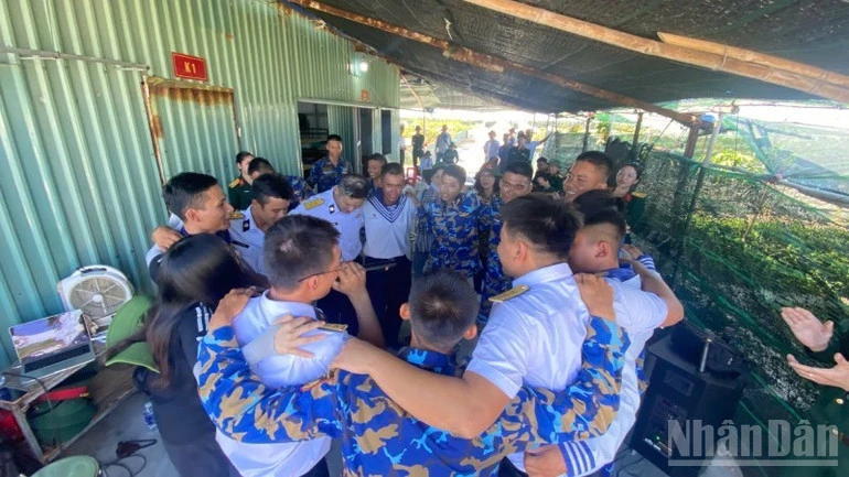 Kết thúc chuyến thăm Trường Sa, tăng cường gắn kết quân dân Kết thúc chuyến thăm Trường Sa, tăng cường gắn kết quân dân