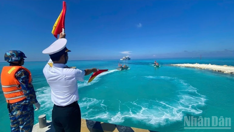 Kết thúc chuyến thăm Trường Sa, tăng cường gắn kết quân dân Kết thúc chuyến thăm Trường Sa, tăng cường gắn kết quân dân