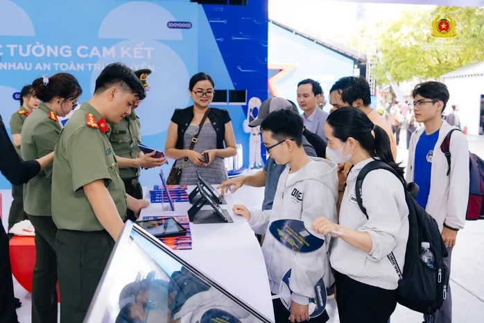 Khai mạc chuỗi hoạt động "Tổ quốc bình yên" tại TPHCM Khai mạc chuỗi hoạt động "Tổ quốc bình yên" tại TPHCM