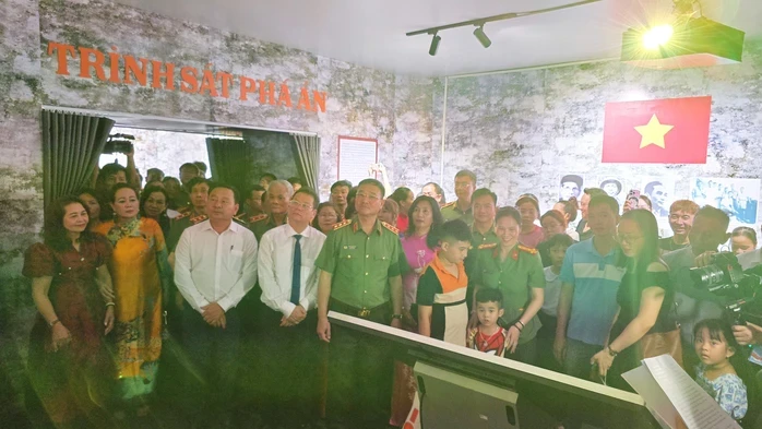 Khai mạc chuỗi sự kiện Tổ quốc bình yên tôn vinh 80 năm An ninh nhân dân Khai mạc chuỗi sự kiện Tổ quốc bình yên tôn vinh 80 năm An ninh nhân dân
