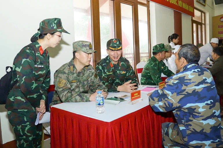 Khám bệnh, cấp phát thuốc miễn phí cho nhân dân biên giới hai nước Việt Nam-Trung Quốc Khám bệnh, cấp phát thuốc miễn phí cho nhân dân biên giới hai nước Việt Nam-Trung Quốc