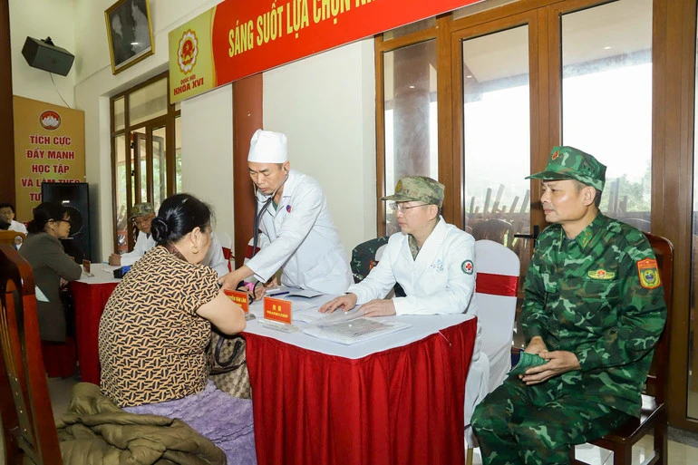 Khám bệnh, cấp phát thuốc miễn phí cho nhân dân biên giới hai nước Việt Nam-Trung Quốc Khám bệnh, cấp phát thuốc miễn phí cho nhân dân biên giới hai nước Việt Nam-Trung Quốc