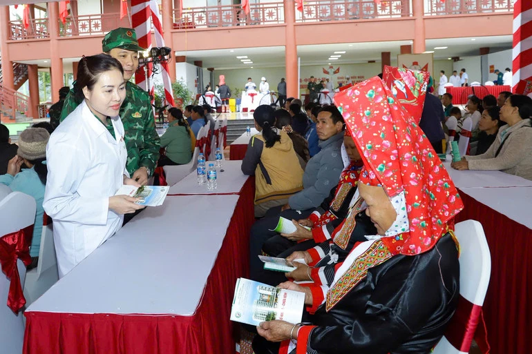 Khám bệnh, cấp phát thuốc miễn phí cho nhân dân biên giới hai nước Việt Nam-Trung Quốc Khám bệnh, cấp phát thuốc miễn phí cho nhân dân biên giới hai nước Việt Nam-Trung Quốc