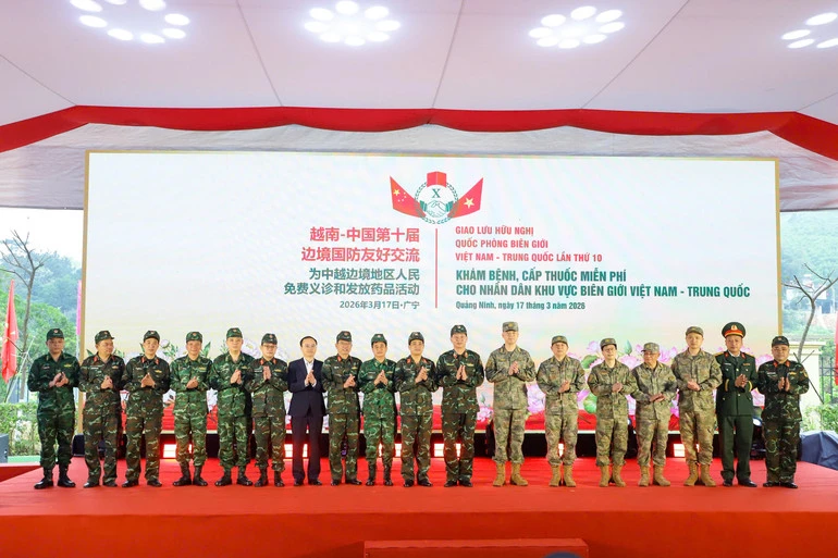 Khám bệnh, cấp phát thuốc miễn phí cho nhân dân biên giới hai nước Việt Nam-Trung Quốc Khám bệnh, cấp phát thuốc miễn phí cho nhân dân biên giới hai nước Việt Nam-Trung Quốc