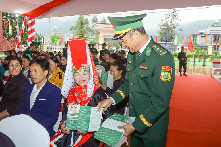 Khám bệnh, cấp phát thuốc miễn phí cho nhân dân biên giới hai nước Việt Nam-Trung Quốc Khám bệnh, cấp phát thuốc miễn phí cho nhân dân biên giới hai nước Việt Nam-Trung Quốc
