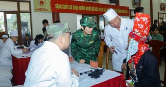 Khám bệnh, cấp phát thuốc miễn phí cho nhân dân biên giới hai nước Việt Nam-Trung Quốc