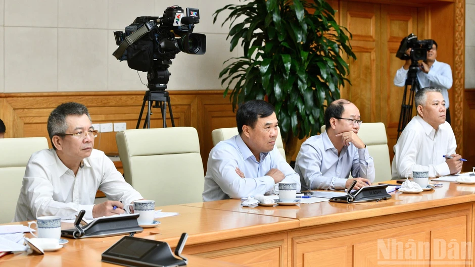 Khẩn trương hoàn thiện các kịch bản điều hành tăng trưởng với các phương án khác nhau Khẩn trương hoàn thiện các kịch bản điều hành tăng trưởng với các phương án khác nhau