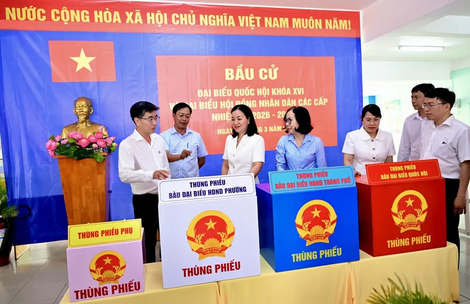 Khẩn trương phát thẻ cử tri, tránh tình trạng đi bầu cử thay Khẩn trương phát thẻ cử tri, tránh tình trạng đi bầu cử thay