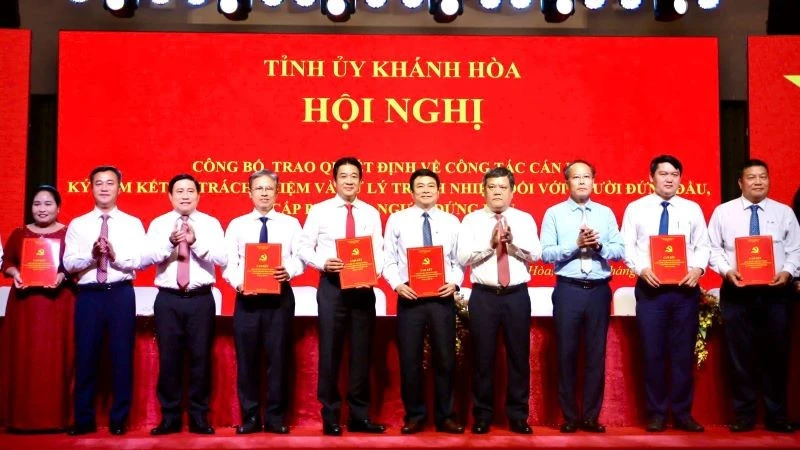 Khánh Hòa công bố quyết định về công tác cán bộ Khánh Hòa công bố quyết định về công tác cán bộ