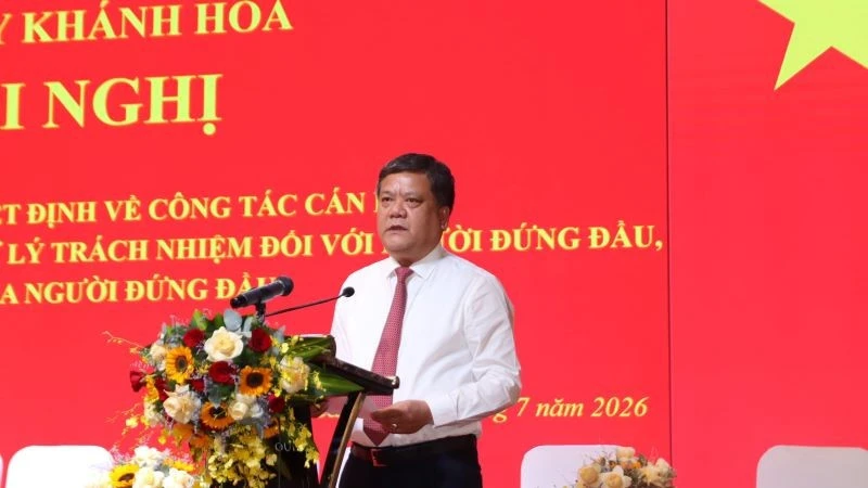 Khánh Hòa công bố quyết định về công tác cán bộ Khánh Hòa công bố quyết định về công tác cán bộ