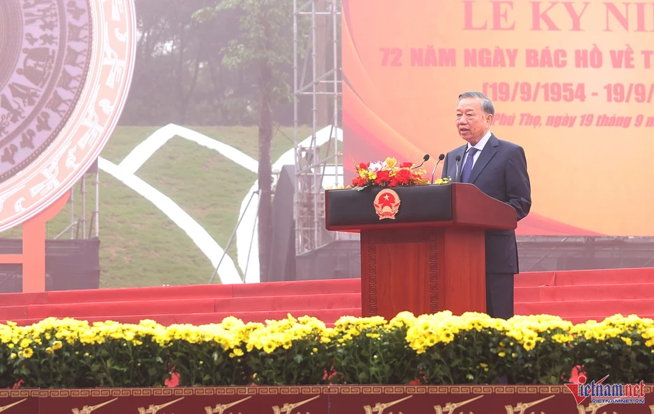 Khánh thành tượng đài 'Bác Hồ với ngày hội non sông' Khánh thành tượng đài 'Bác Hồ với ngày hội non sông'