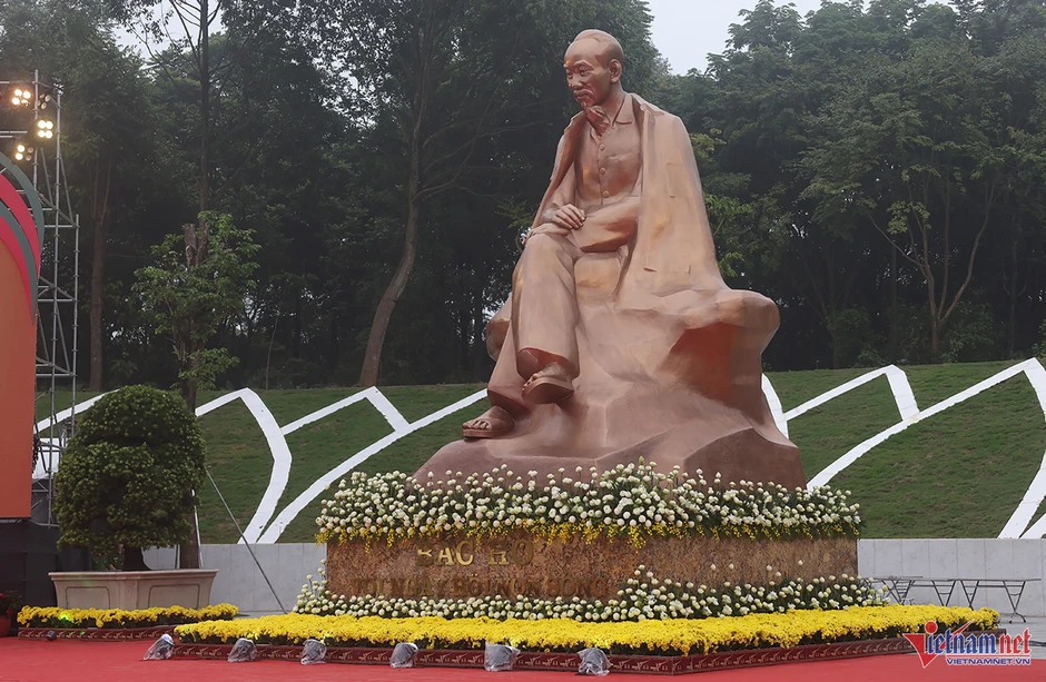 Khánh thành tượng đài 'Bác Hồ với ngày hội non sông' Khánh thành tượng đài 'Bác Hồ với ngày hội non sông'