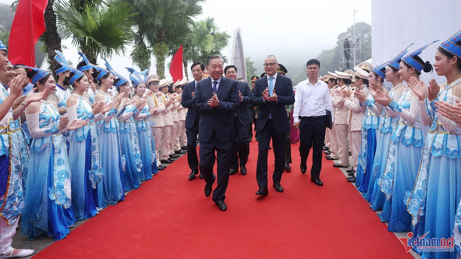 Khánh thành tượng đài 'Bác Hồ với ngày hội non sông' Khánh thành tượng đài 'Bác Hồ với ngày hội non sông'