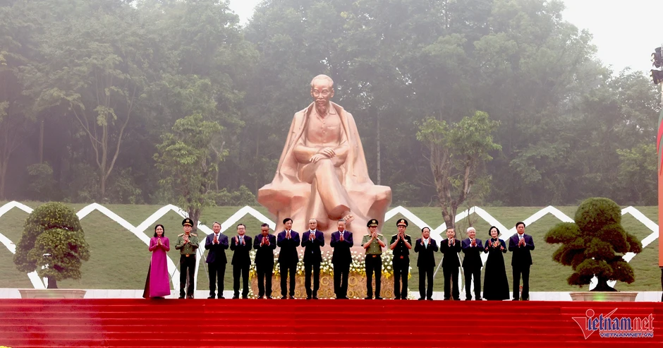 Khánh thành tượng đài 'Bác Hồ với ngày hội non sông' Khánh thành tượng đài 'Bác Hồ với ngày hội non sông'