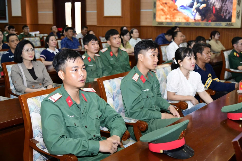 Khen thưởng 84 cá nhân tìm kiếm hài cốt liệt sĩ tại Công viên Lê Thị Riêng Khen thưởng 84 cá nhân tìm kiếm hài cốt liệt sĩ tại Công viên Lê Thị Riêng