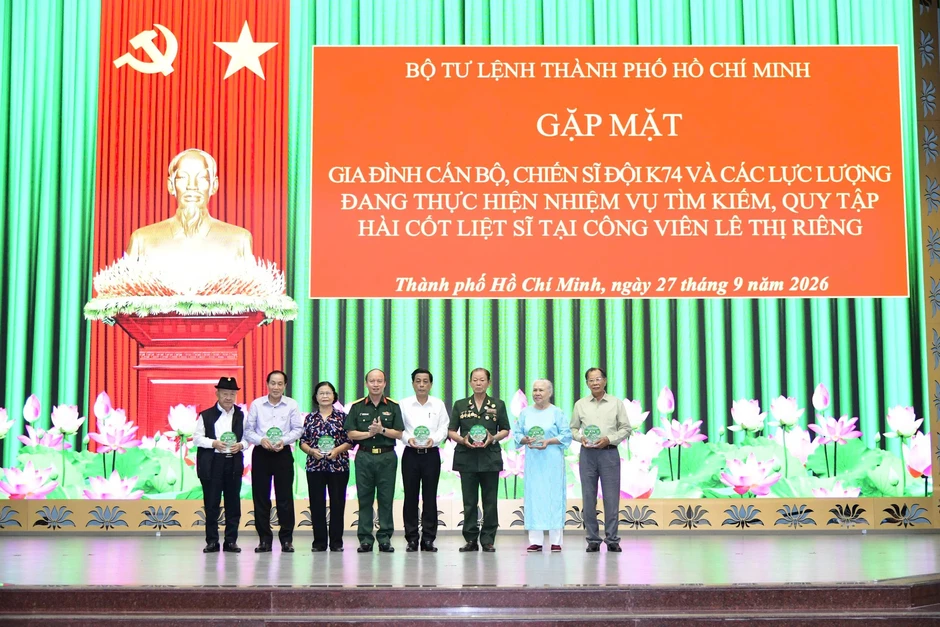 Khen thưởng 84 cá nhân tìm kiếm hài cốt liệt sĩ tại Công viên Lê Thị Riêng Khen thưởng 84 cá nhân tìm kiếm hài cốt liệt sĩ tại Công viên Lê Thị Riêng