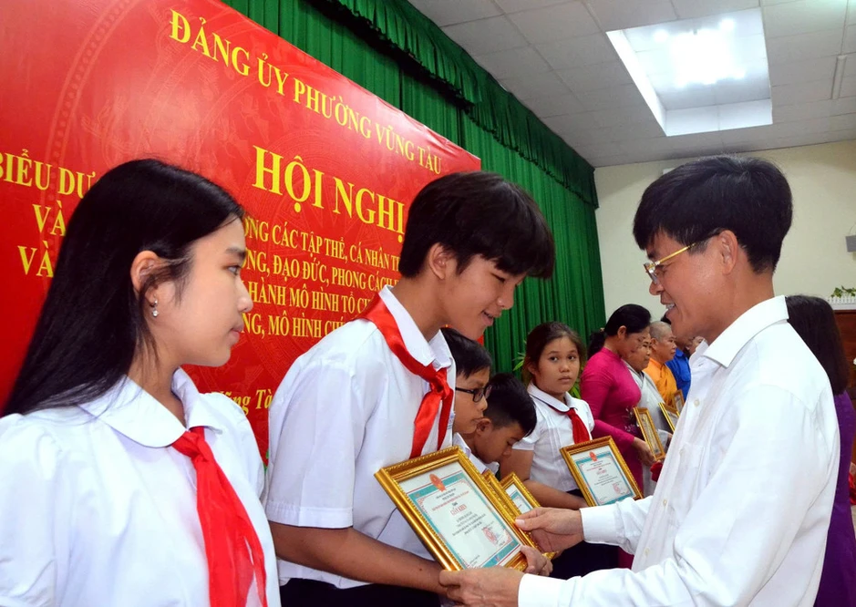 Khen thưởng tập thể, cá nhân tiêu biểu trong học tập và làm theo Chủ tịch Hồ Chí Minh Khen thưởng tập thể, cá nhân tiêu biểu trong học tập và làm theo Chủ tịch Hồ Chí Minh