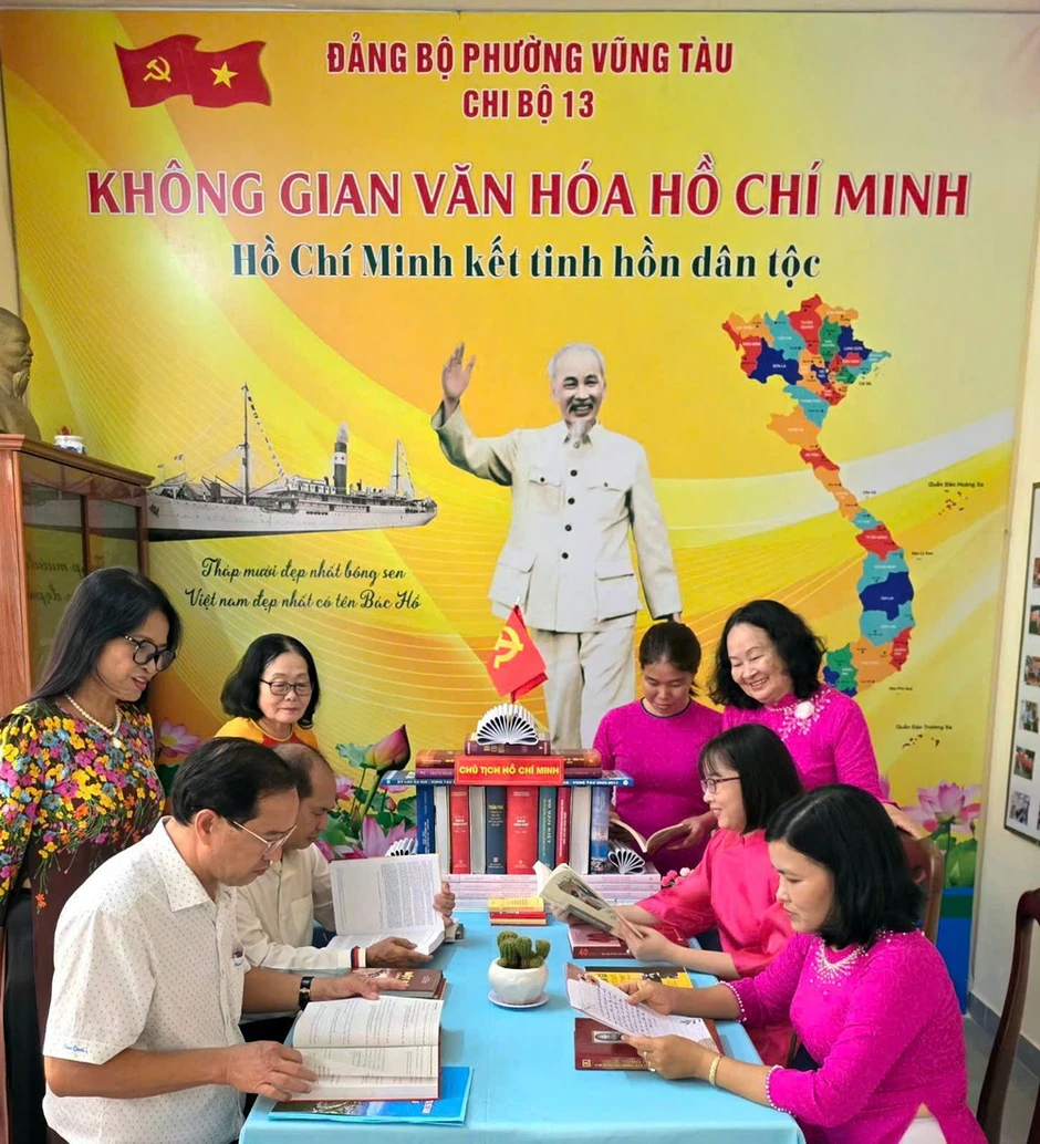 Khen thưởng tập thể, cá nhân tiêu biểu trong học tập và làm theo Chủ tịch Hồ Chí Minh Khen thưởng tập thể, cá nhân tiêu biểu trong học tập và làm theo Chủ tịch Hồ Chí Minh