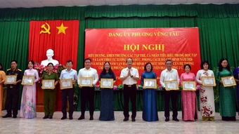 Khen thưởng tập thể, cá nhân tiêu biểu trong học tập và làm theo Chủ tịch Hồ Chí Minh