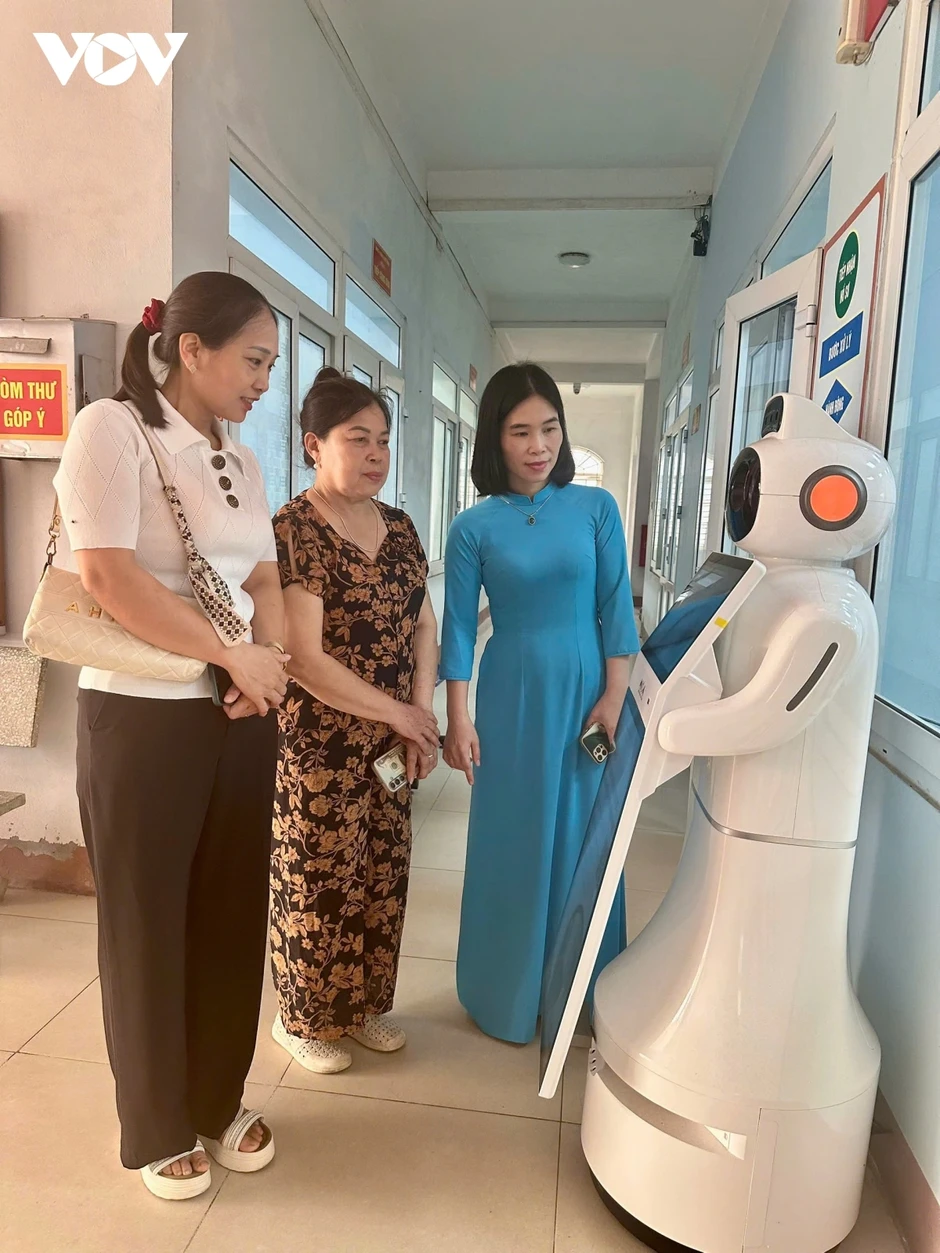 Khi robot và AI trở thành “đồng nghiệp” của cán bộ phường Khi robot và AI trở thành “đồng nghiệp” của cán bộ phường