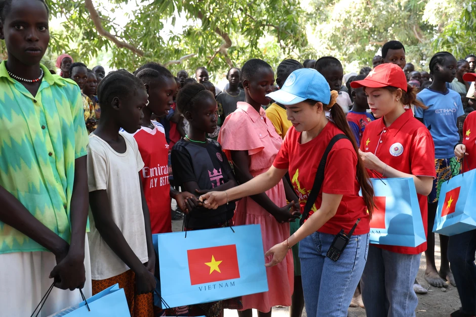 Khi tà áo dài Việt Nam bay dưới tán xoài cổ thụ Bentiu Khi tà áo dài Việt Nam bay dưới tán xoài cổ thụ Bentiu