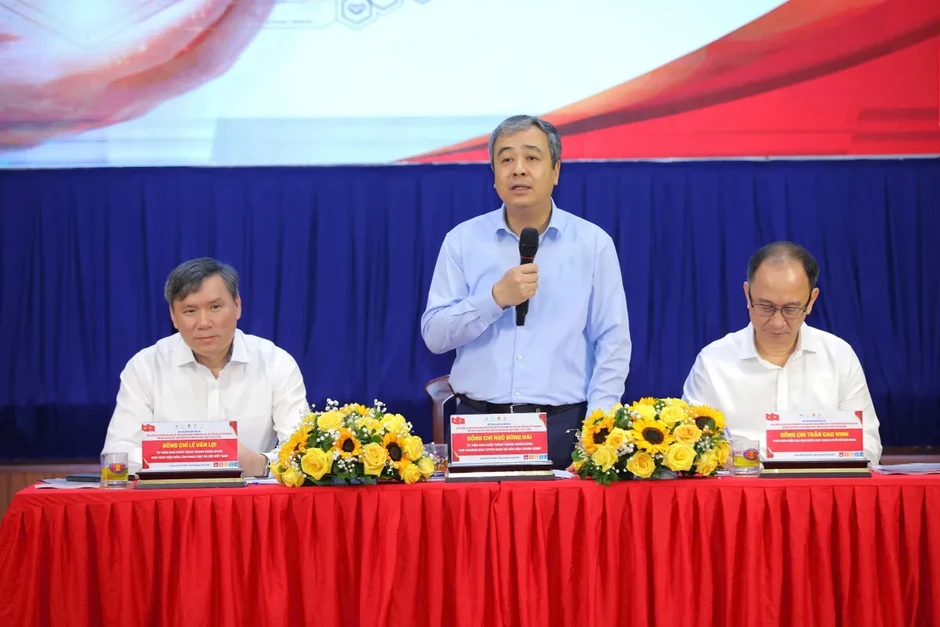 Khoa học Xã hội & Nhân văn với việc bảo vệ nền tảng tư tưởng của Đảng trong thời đại số Khoa học Xã hội & Nhân văn với việc bảo vệ nền tảng tư tưởng của Đảng trong thời đại số