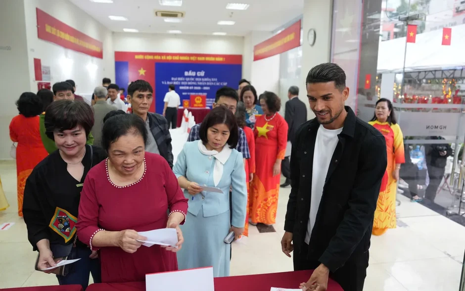 Khoảng 30 triệu cử tri tham gia bỏ phiếu sau những giờ đầu tiên của cuộc bầu cử Khoảng 30 triệu cử tri tham gia bỏ phiếu sau những giờ đầu tiên của cuộc bầu cử