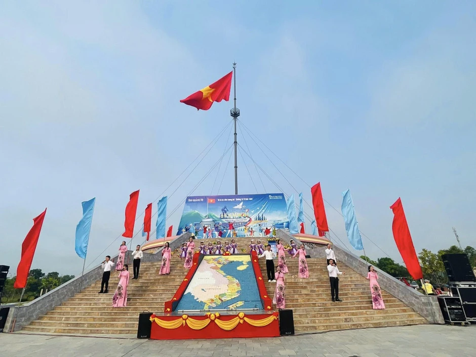 Khúc tri ân từ quê hương Quảng Trị kỷ niệm 40 năm ngày Tổng Bí thư Lê Duẩn đi xa Khúc tri ân từ quê hương Quảng Trị kỷ niệm 40 năm ngày Tổng Bí thư Lê Duẩn đi xa