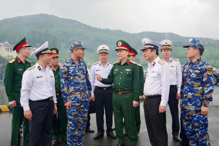 Kiểm tra công tác sẵn sàng chiến đấu bảo vệ bầu cử tại Vùng 3 Hải quân Kiểm tra công tác sẵn sàng chiến đấu bảo vệ bầu cử tại Vùng 3 Hải quân