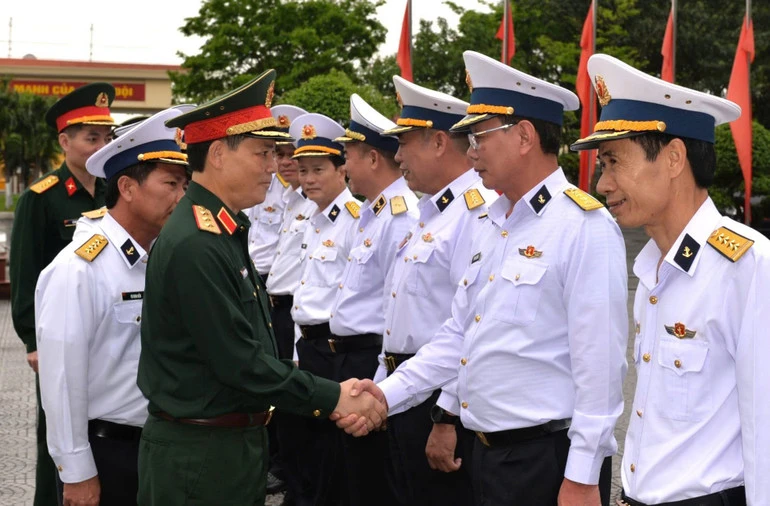 Kiểm tra công tác sẵn sàng chiến đấu bảo vệ bầu cử tại Vùng 3 Hải quân Kiểm tra công tác sẵn sàng chiến đấu bảo vệ bầu cử tại Vùng 3 Hải quân