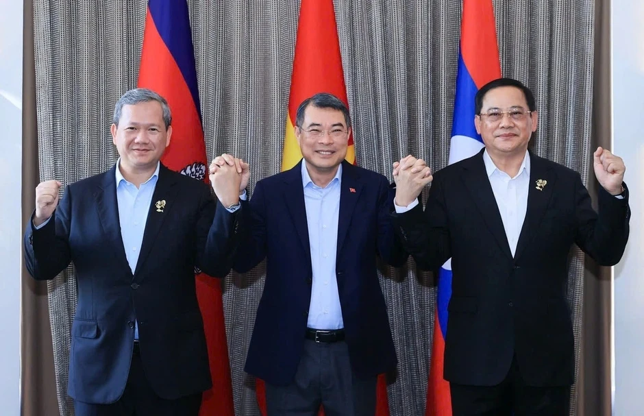 Kiến tạo một ASEAN hòa bình, thịnh vượng, lấy người dân làm trung tâm Kiến tạo một ASEAN hòa bình, thịnh vượng, lấy người dân làm trung tâm