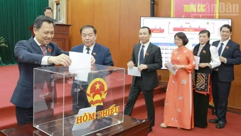 Kiện toàn nhân sự chủ chốt Hội đồng nhân dân và Ủy ban nhân dân tỉnh Sơn La