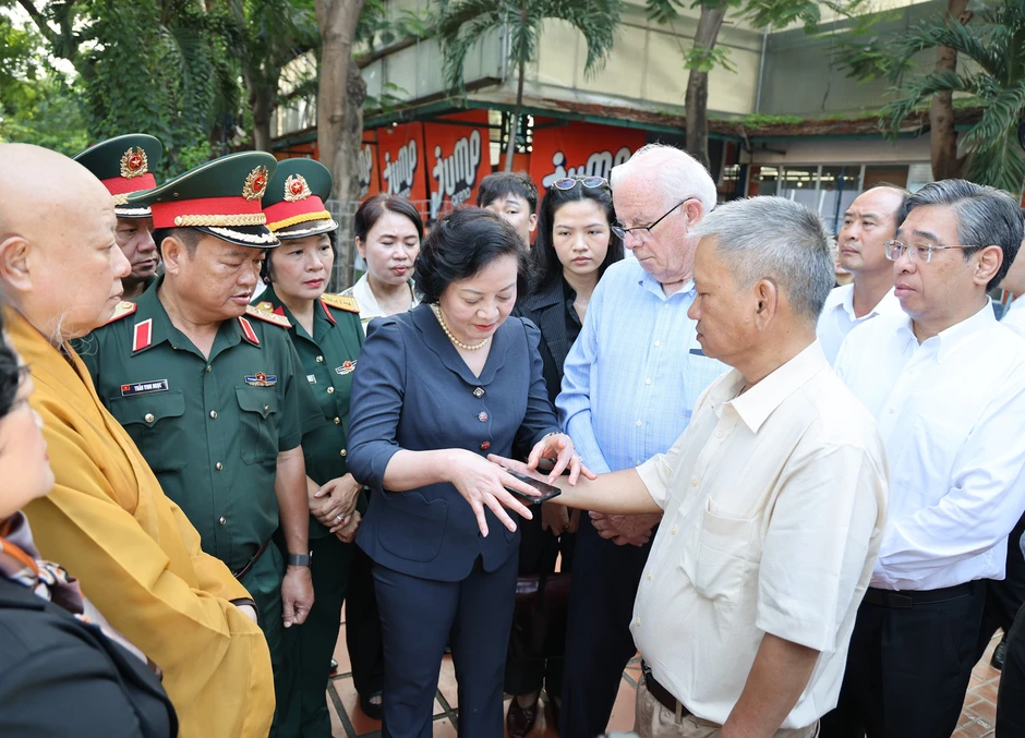 Kiến trúc sư dành một thập kỷ 'định vị' 3 tấm ảnh, tìm hố chôn tập thể 900 liệt sĩ Kiến trúc sư dành một thập kỷ 'định vị' 3 tấm ảnh, tìm hố chôn tập thể 900 liệt sĩ
