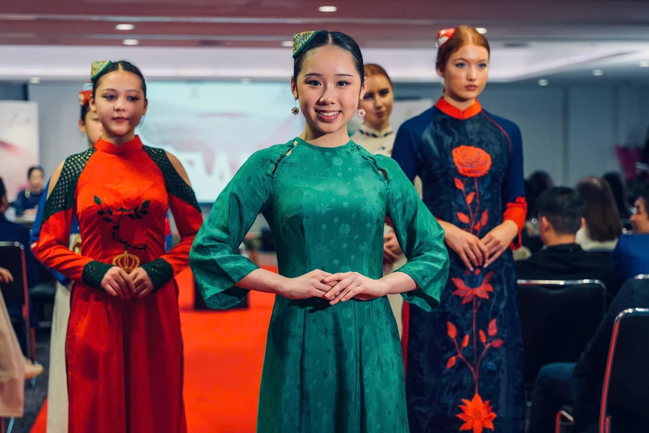 Kiều bào về nước bầu cử: 'Cầm lá phiếu thấy rõ trách nhiệm với Tổ quốc' Kiều bào về nước bầu cử: 'Cầm lá phiếu thấy rõ trách nhiệm với Tổ quốc'