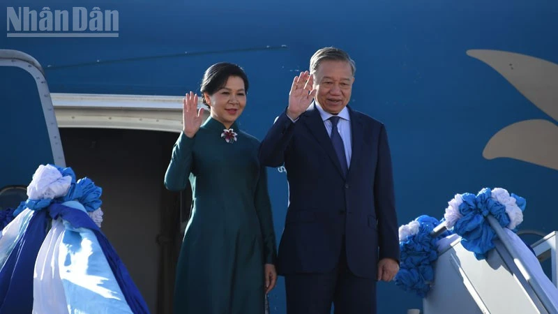 Kiều bào vui mừng, phấn khởi đón Đoàn đại biểu cấp cao Việt Nam đến Bangkok Kiều bào vui mừng, phấn khởi đón Đoàn đại biểu cấp cao Việt Nam đến Bangkok