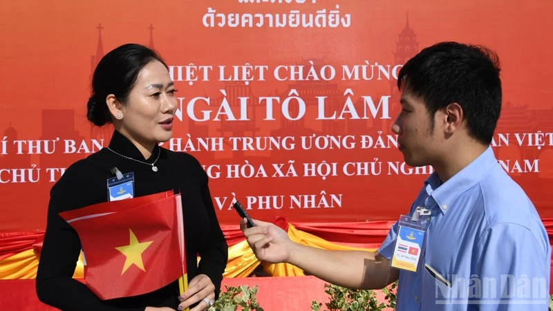 Kiều bào vui mừng, phấn khởi đón Đoàn đại biểu cấp cao Việt Nam đến Bangkok Kiều bào vui mừng, phấn khởi đón Đoàn đại biểu cấp cao Việt Nam đến Bangkok