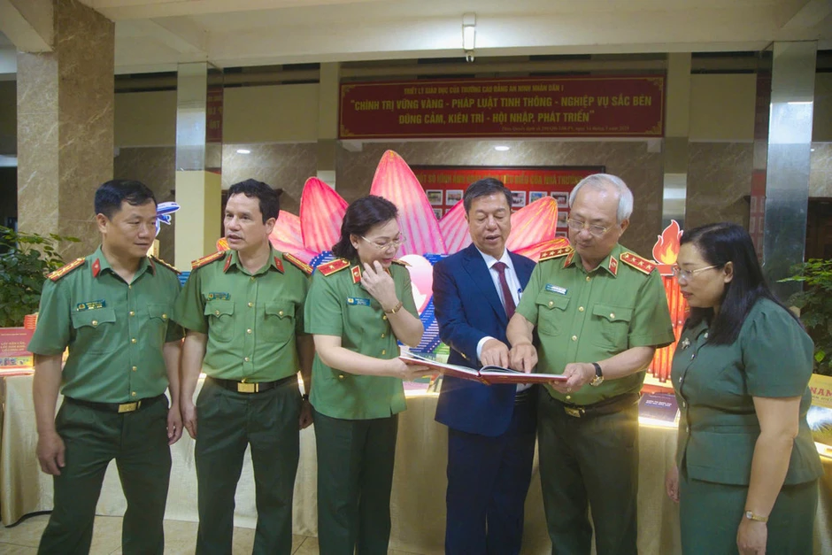 Ký kết quy chế phối hợp giữa Nhà xuất bản Chính trị quốc gia Sự thật và Trường Cao đẳng An ninh nhân dân I Ký kết quy chế phối hợp giữa Nhà xuất bản Chính trị quốc gia Sự thật và Trường Cao đẳng An ninh nhân dân I