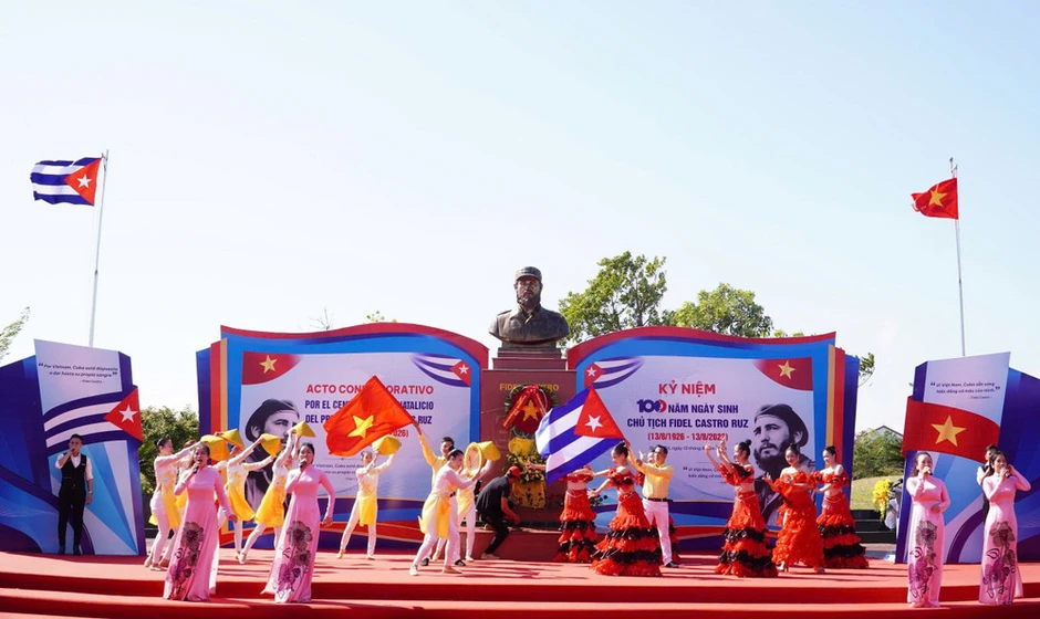 Kỷ niệm 100 năm Ngày sinh của Lãnh tụ Cuba Fidel Castro Kỷ niệm 100 năm Ngày sinh của Lãnh tụ Cuba Fidel Castro
