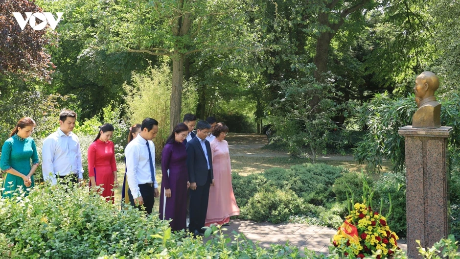 Kỷ niệm 115 năm ngày Bác Hồ ra đi tìm đường cứu nước: Lan tỏa di sản Hồ Chí Minh Kỷ niệm 115 năm ngày Bác Hồ ra đi tìm đường cứu nước: Lan tỏa di sản Hồ Chí Minh