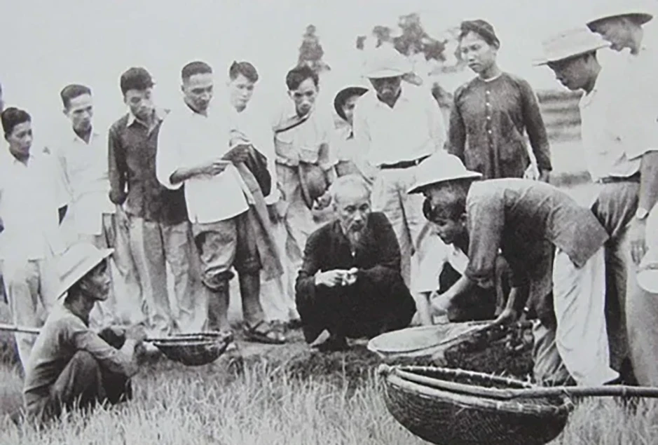 Kỷ niệm 136 năm Ngày sinh Bác Hồ: Ánh sáng Hồ Chí Minh soi đường cho chúng ta đi Kỷ niệm 136 năm Ngày sinh Bác Hồ: Ánh sáng Hồ Chí Minh soi đường cho chúng ta đi
