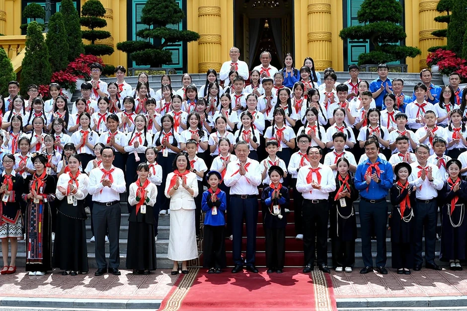 Kỷ niệm 136 năm Ngày sinh Bác Hồ: Ánh sáng Hồ Chí Minh soi đường cho chúng ta đi Kỷ niệm 136 năm Ngày sinh Bác Hồ: Ánh sáng Hồ Chí Minh soi đường cho chúng ta đi