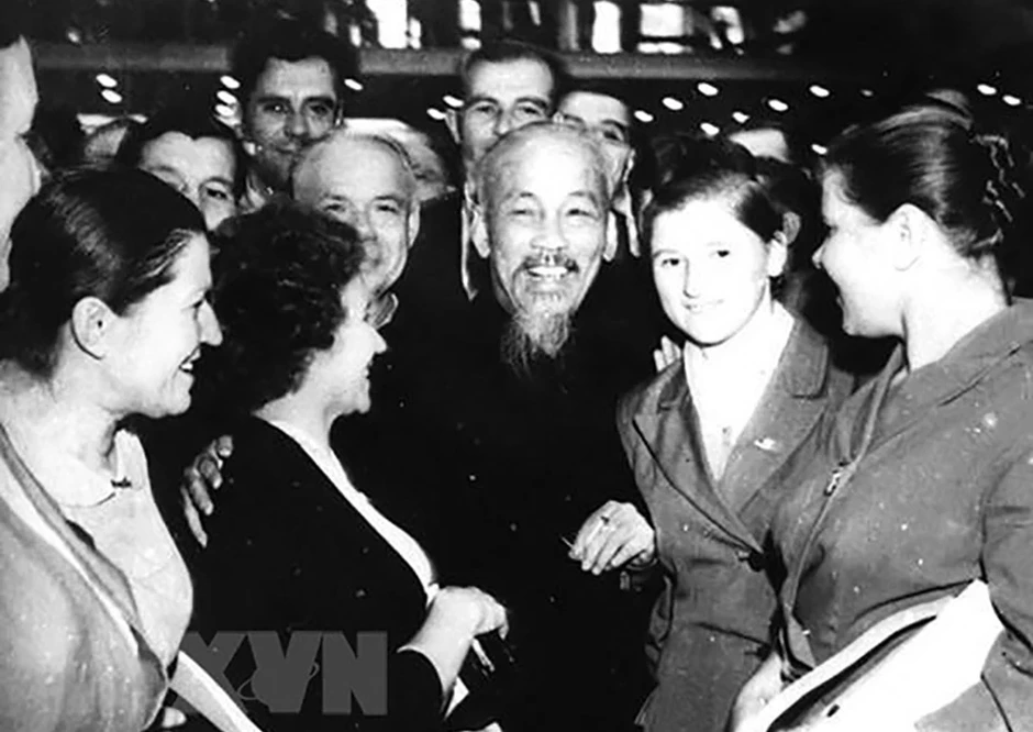 Kỷ niệm 136 năm Ngày sinh Bác Hồ: Ánh sáng Hồ Chí Minh soi đường cho chúng ta đi Kỷ niệm 136 năm Ngày sinh Bác Hồ: Ánh sáng Hồ Chí Minh soi đường cho chúng ta đi