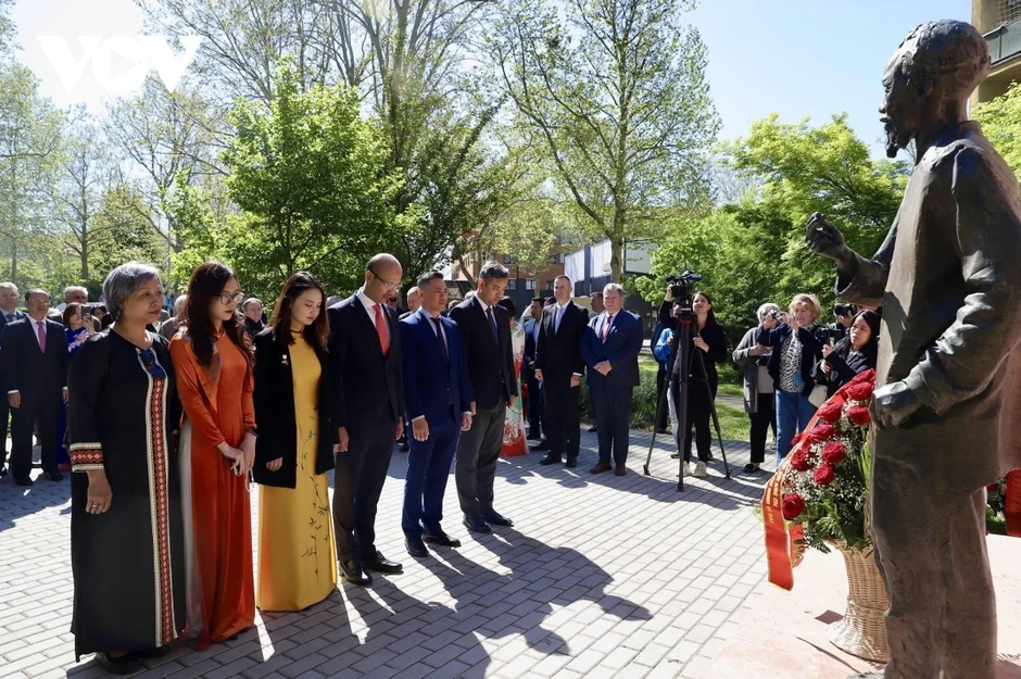 Kỷ niệm 136 năm Ngày sinh Chủ tịch Hồ Chí Minh tại Hungary Kỷ niệm 136 năm Ngày sinh Chủ tịch Hồ Chí Minh tại Hungary
