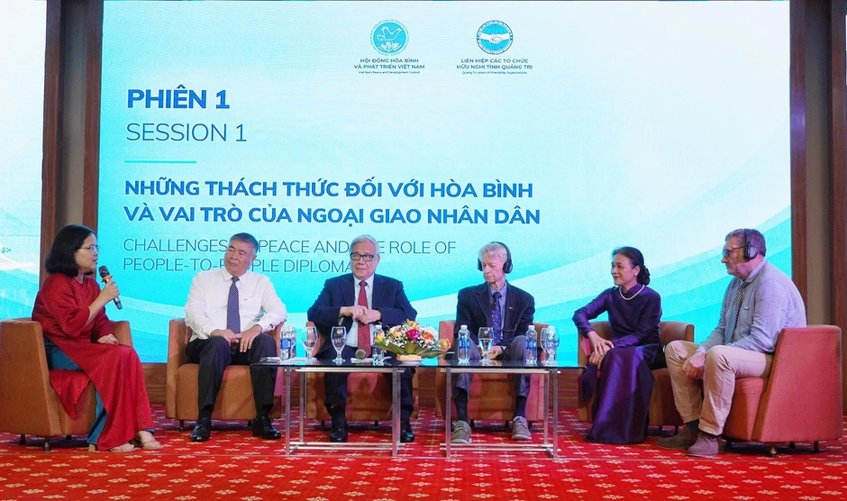 Lá cờ mang thông điệp hòa bình từ Quảng Trị gửi Tổng Thư ký Liên hợp quốc Lá cờ mang thông điệp hòa bình từ Quảng Trị gửi Tổng Thư ký Liên hợp quốc