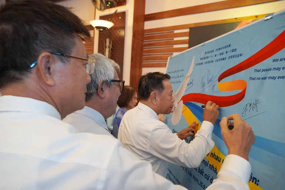 Lá cờ mang thông điệp hòa bình từ Quảng Trị gửi Tổng Thư ký Liên hợp quốc Lá cờ mang thông điệp hòa bình từ Quảng Trị gửi Tổng Thư ký Liên hợp quốc