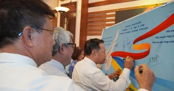 Lá cờ mang thông điệp hòa bình từ Quảng Trị gửi Tổng Thư ký Liên hợp quốc